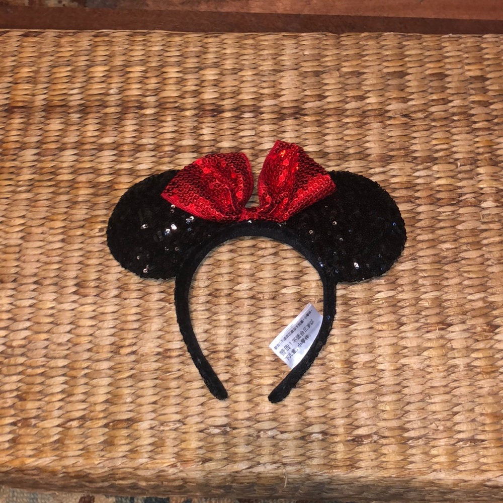 Minnie Mouse ears with bow